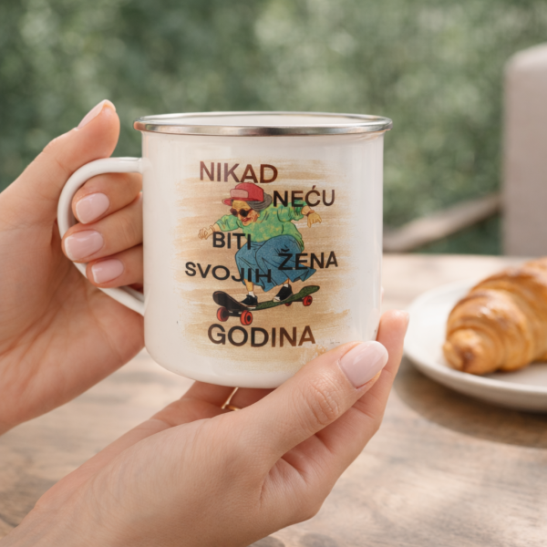 file_00000000398c7246bc767aa08a1b4d98 EMAJLIRANA ŠALICA-NIKAD NEĆU BITI ŽENA SVOJIH GODINA